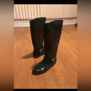 Woman’s Michael kors boots like new basically new looking to sell !!